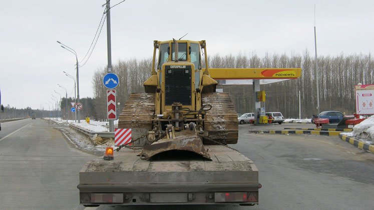 Перевозка полноповоротного негабаритного гусеничного экскаватора Hitachi