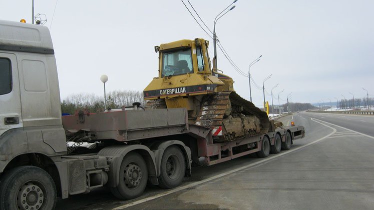 Транспортировка негабаритного бульдозера на трале